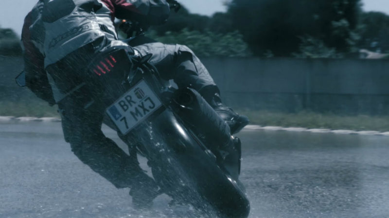 Bridgestone, consejos para manejar su moto en temporada de lluvias