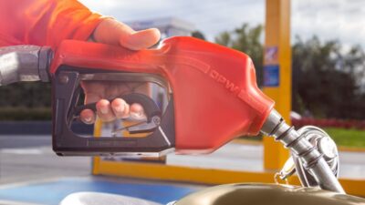 5 tips para ahorrar combustible en tiempos de "guerra"
