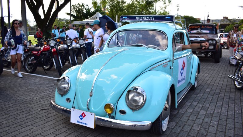 Feria de las Flores: Desfile de autos clásicos y antiguos