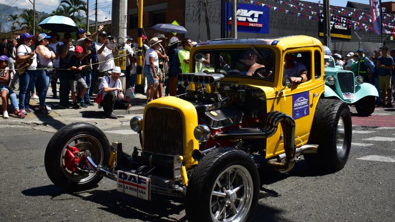 Feria de las Flores: Desfile de autos clásicos y antiguos