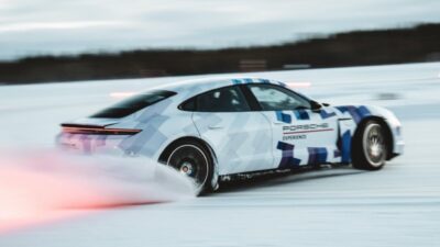 Porsche Taycan GTS y un nuevo Récord Guinness de derrape sobre hielo