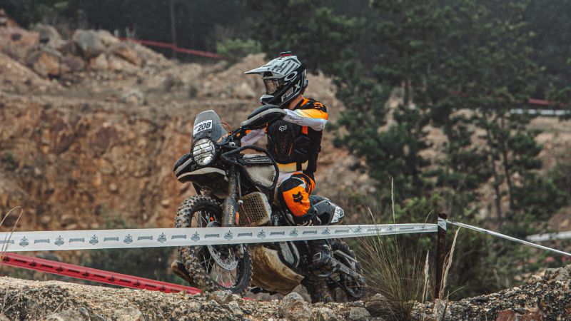 Royal Enfield arrasa en Gladiadores Off Road