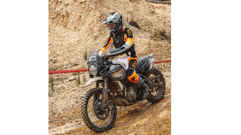 Royal Enfield arrasa en Gladiadores Off Road