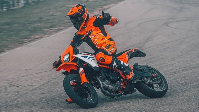 KTM 390 2025: más poder READY TO RACE