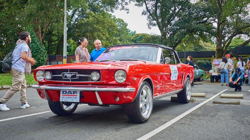 Desfile de Autos Clásicos Medellín 2025: récord histórico