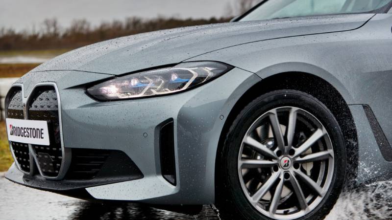 Bridgestone te enseña cómo prevenir el hidroplaneo y mantener el control al conducir bajo la lluvia