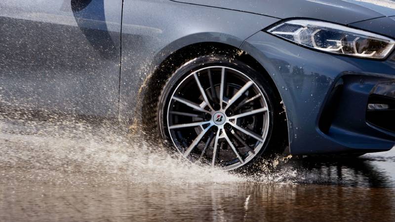 Bridgestone te enseña cómo prevenir el hidroplaneo y mantener el control al conducir bajo la lluvia