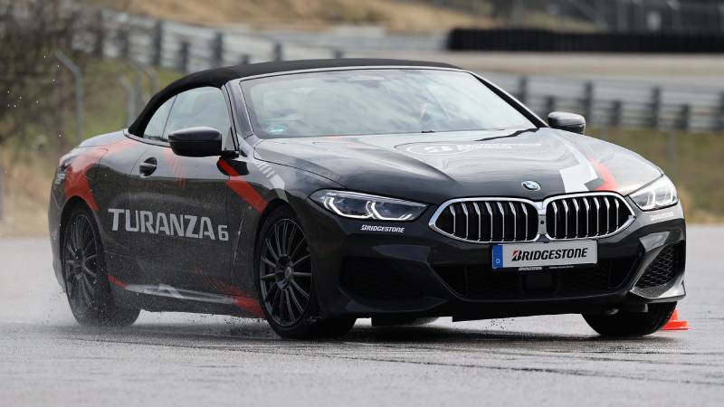 Bridgestone te enseña cómo prevenir el hidroplaneo y mantener el control al conducir bajo la lluvia