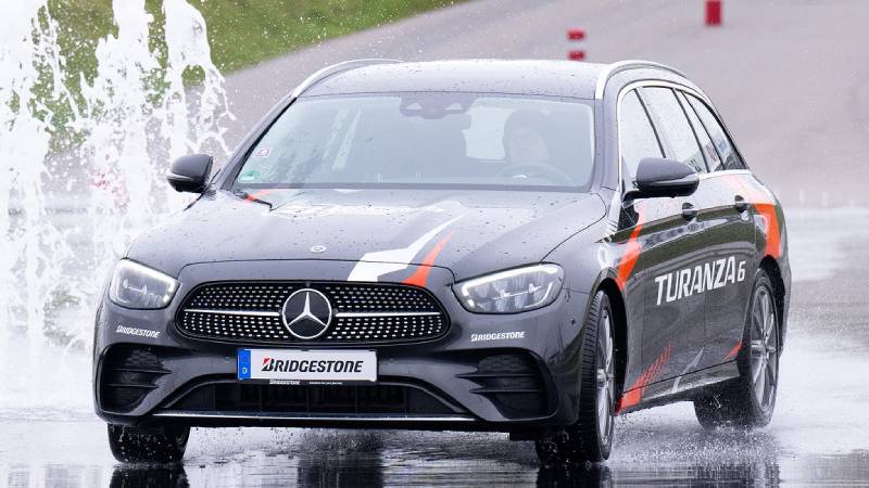Bridgestone te enseña cómo prevenir el hidroplaneo y mantener el control al conducir bajo la lluvia