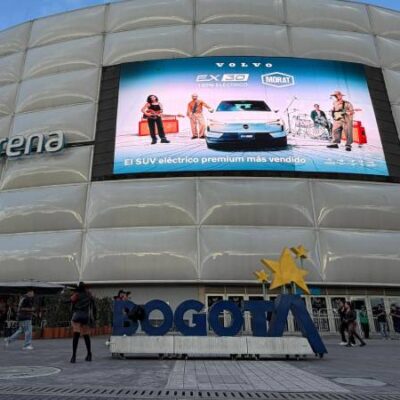 Volvo Cars y Movistar Arena impulsan la electromovilidad en Bogotá