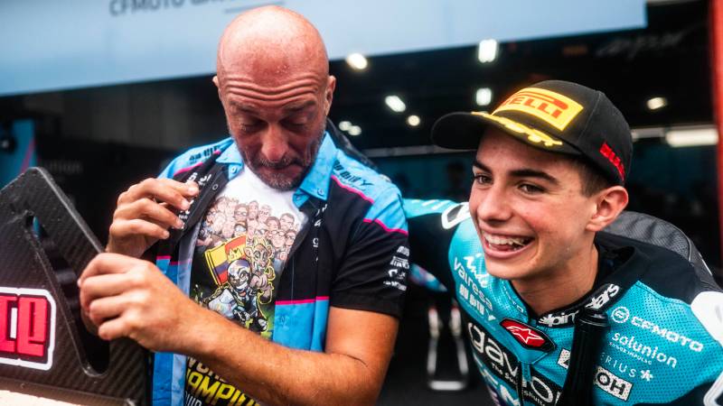 David Alonso y Bon Bon Bum aceleran juntos: la energía colombiana que conquista el Moto2