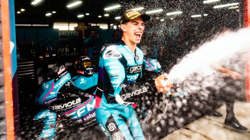 David Alonso y Bon Bon Bum aceleran juntos: la energía colombiana que conquista el Moto2