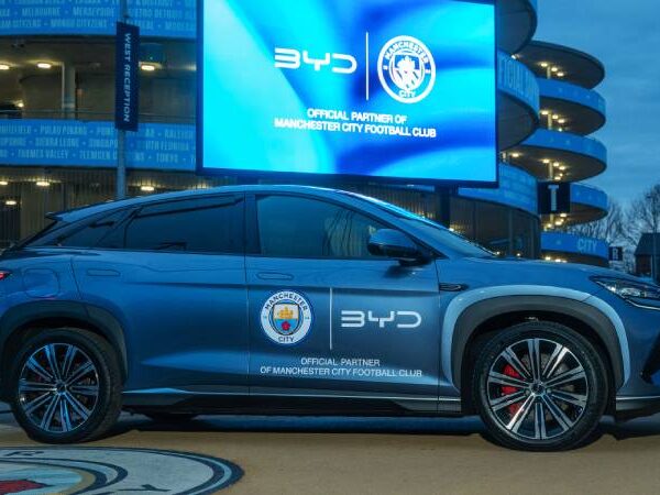 BYD y Manchester City sellan una alianza histórica que une tecnología, fútbol y sostenibilidad global