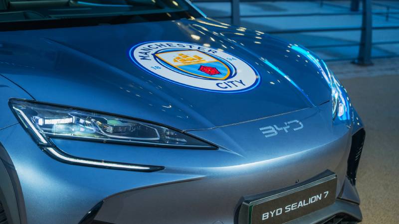 BYD y Manchester City sellan una alianza histórica que une tecnología, fútbol y sostenibilidad global