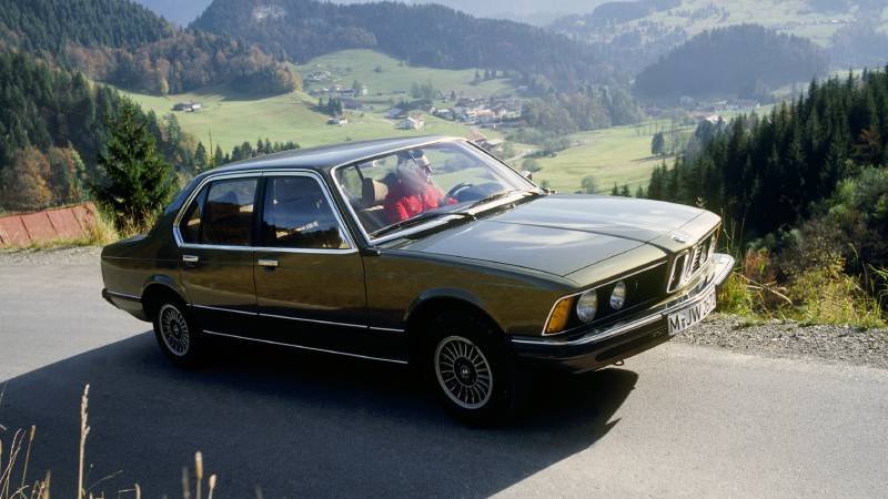 BMW 733i: el legendario sedán que revolucionó el lujo y marcó el inicio de la Serie 7