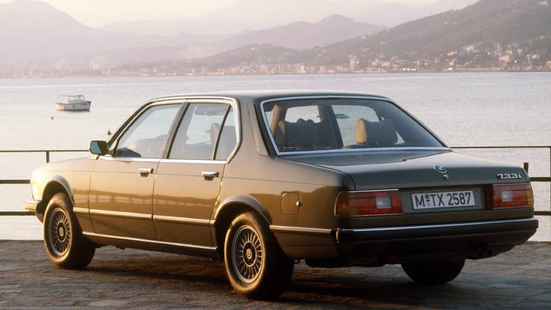 BMW 733i: el legendario sedán que revolucionó el lujo y marcó el inicio de la Serie 7