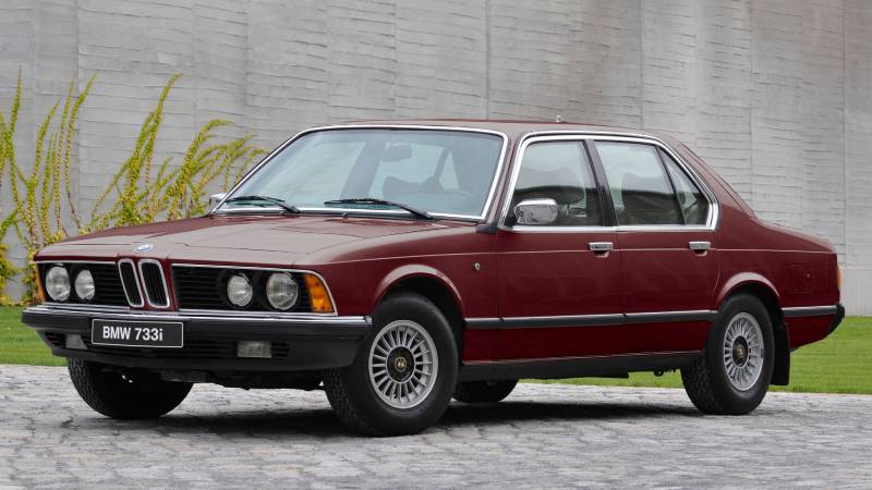 BMW 733i: el legendario sedán que revolucionó el lujo y marcó el inicio de la Serie 7