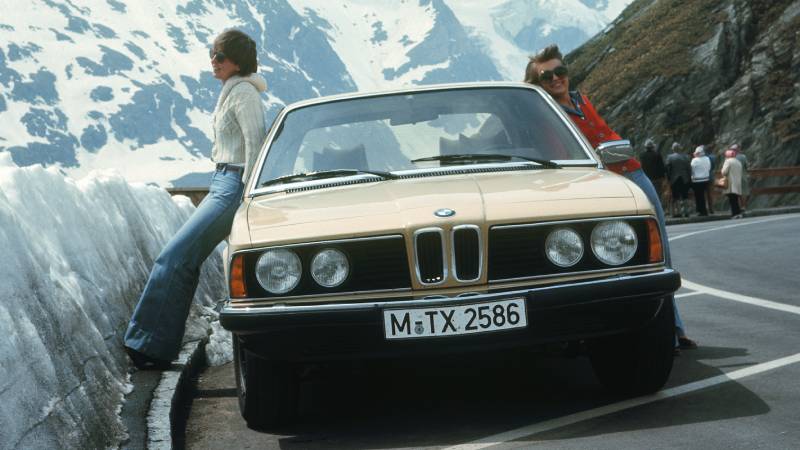 BMW 733i: el legendario sedán que revolucionó el lujo y marcó el inicio de la Serie 7