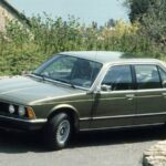 BMW 733i: el legendario sedán que revolucionó el lujo y marcó el inicio de la Serie 7
