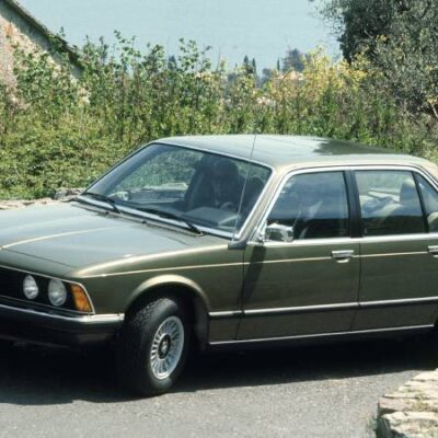 BMW 733i: el legendario sedán que revolucionó el lujo y marcó el inicio de la Serie 7