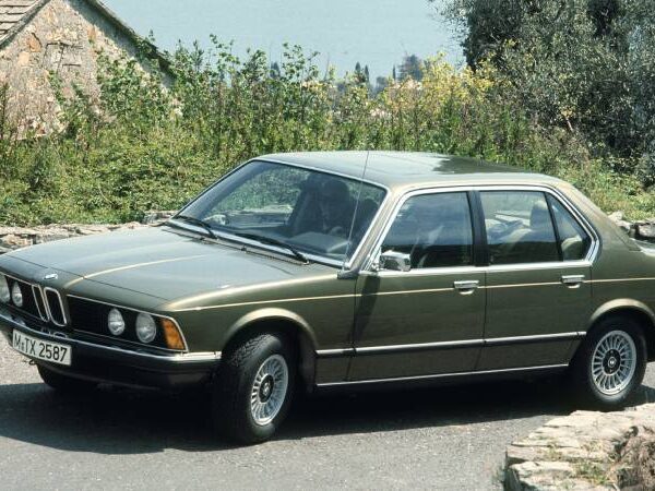 BMW 733i: el legendario sedán que revolucionó el lujo y marcó el inicio de la Serie 7