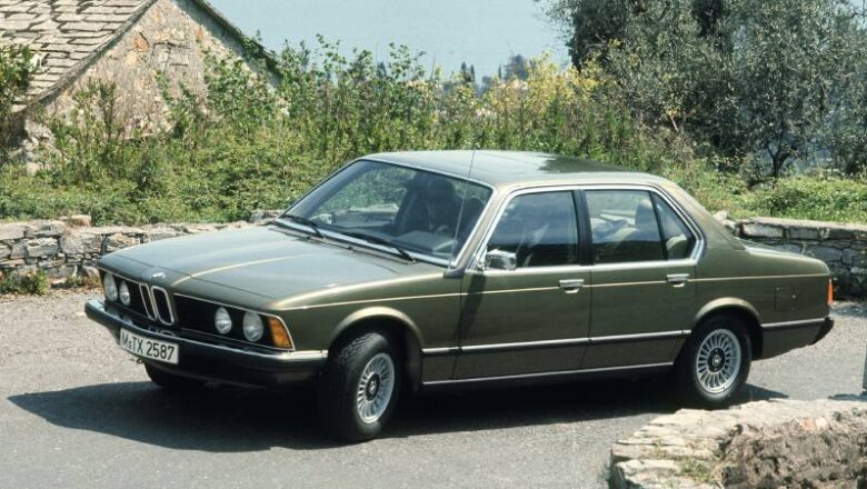 BMW 733i: el legendario sedán que revolucionó el lujo y marcó el inicio de la Serie 7