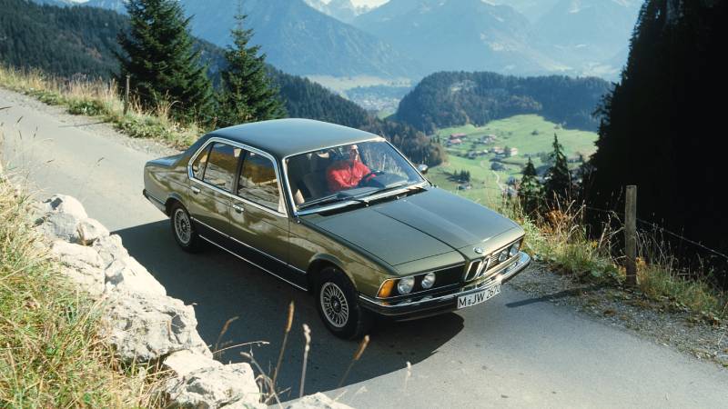 BMW 733i: el legendario sedán que revolucionó el lujo y marcó el inicio de la Serie 7