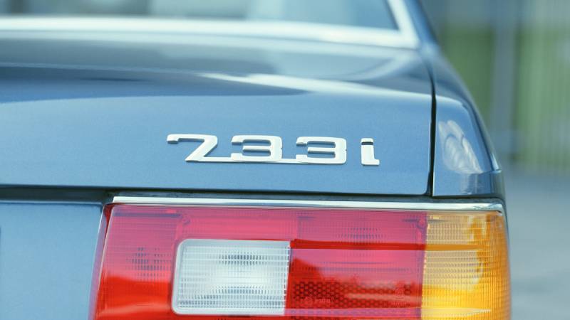 BMW 733i: el legendario sedán que revolucionó el lujo y marcó el inicio de la Serie 7