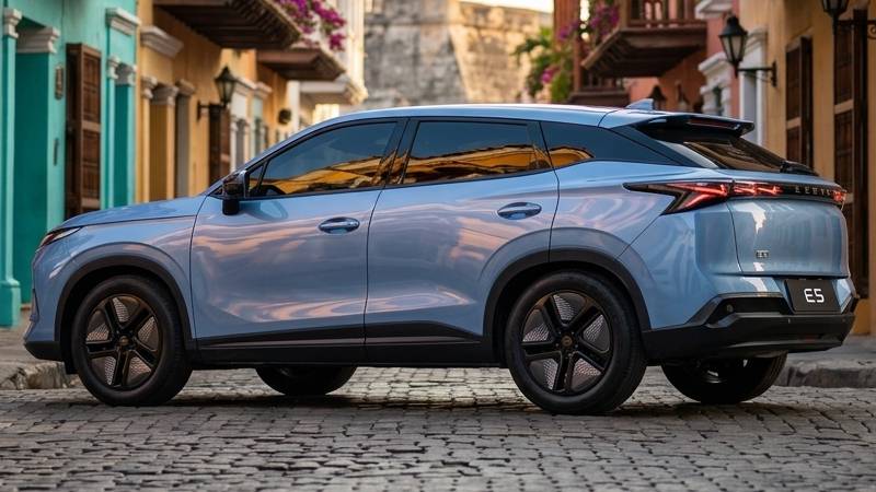 Una SUV eléctrica que revoluciona el segmento Con más de 4,5 metros de longitud y 442 litros de capacidad de baúl, la Chery E5 rompe con la percepción tradicional de las SUV eléctricas en esterango de precio, ofreciendo un nivel de espacio y practicidad superior al de otras alternativas del mercado. Su motorización 100% eléctrica entrega 208 Hp y 288 Nm de torque, lo que se traduce en una conducción ágil, silenciosa y eficiente, tanto para eluso urbano como para trayectos interurbanos. El modelo ofrece una autonomía de hasta 422 km (ciclo NEDC) o 350 km (WLTP), ideal para el día a día, respaldada por una batería de tecnología LFPque prioriza durabilidad y seguridad. Como diferencial relevante para el mercado colombiano, la E5 incluye llanta de repuesto, un elemento cada vez menos común en el segmento, que refuerzasu enfoque práctico y su adaptabilidad a distintos tipos de uso. Tecnología, confort y seguridad como estándar La E5 estará disponible en dos versiones: Comfort, por $74.990.000, una propuesta completa que integra tecnología, seguridad y confort para el uso diario. Luxury, por $85.990.000, una versión superior que incorpora asistencias avanzadas a la conducción (ADAS), monitoreo de punto ciego, alerta de tráfico cruzado trasero, sistemas de prevención de colisión y cámara de visión540°. Adicionalmente, esta versión incluye elementos de confort como asientos eléctricos con calefacción y masaje, elevando la experiencia a bordo a un nivel poco común dentro de su segmento. En ambas versiones, el interior incorpora una pantalla panorámica de 15,6”, un diseño moderno enfocado en la funcionalidad y un espaciopensado para maximizar la comodidad de todos los ocupantes. Una apuesta por ampliar el acceso a la movilidad eléctrica a más colombianos “Con la E5 buscamos transformar el segmento y eliminar barreras de entrada a la movilidad eléctrica en Colombia. Es una SUV que combina tamaño, tecnología y equipamientoen un nivel que antes no existía en este rango de precio, permitiendo que más personas puedan acceder a este tipo de tecnología”, afirmó David Huertas, Director de Chery Colombia. Auto China 2026 Este lanzamiento se da en un momento en el que la marca continúa fortaleciendo su apuesta por la movilidad limpia a nivel global. En este contexto, y en el marco delAuto Show de Beijing 2026, que está próximo a iniciar en China, el Grupo Chery presentará nuevos desarrollos enfocados en nuevas energías, incluyendo avances en electrificación, sistemas híbridos de alta eficiencia y soluciones tecnológicas orientadas a mejorarla seguridad, el confort y la experiencia de conducción. Estos anuncios hacen parte de una estrategia global que integra innovación tecnológica con un enfoque centrado en la familia, con el objetivo de seguir ampliando el accesoa la movilidad sostenible y acelerar la transición hacia modelos de transporte más eficientes y de bajas emisiones. Respaldo, cobertura y confianza local Desde su llegada al país de la mano del Grupo Vardí, Chery ha fortalecido su red de concesionarios y servicio posventa, consolidando su presencia a nivel nacional y acompañandoel crecimiento de su portafolio de vehículos de nuevas energías. La E5 cuenta con una garantía de 8 años o 200.000 km en su sistema eléctrico, brindando mayor tranquilidad a los usuarios que buscan dar el paso hacia este tipo de movilidad. Disponibilidad y preventa E5 La preventa de la Chery E5 estará disponible en Colombia a partir del 16 de abril a través de los canales digitales y la red de concesionarios de la marca. Los interesados podrán asegurar su vehículo mediante una reserva anticipada, accediendo a condiciones especiales de lanzamiento.