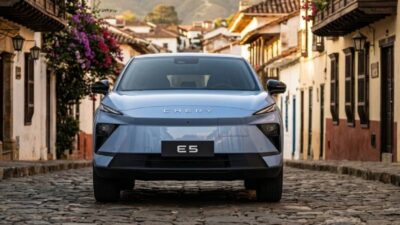 Una SUV eléctrica que revoluciona el segmento Con más de 4,5 metros de longitud y 442 litros de capacidad de baúl, la Chery E5 rompe con la percepción tradicional de las SUV eléctricas en esterango de precio, ofreciendo un nivel de espacio y practicidad superior al de otras alternativas del mercado. Su motorización 100% eléctrica entrega 208 Hp y 288 Nm de torque, lo que se traduce en una conducción ágil, silenciosa y eficiente, tanto para eluso urbano como para trayectos interurbanos. El modelo ofrece una autonomía de hasta 422 km (ciclo NEDC) o 350 km (WLTP), ideal para el día a día, respaldada por una batería de tecnología LFPque prioriza durabilidad y seguridad. Como diferencial relevante para el mercado colombiano, la E5 incluye llanta de repuesto, un elemento cada vez menos común en el segmento, que refuerzasu enfoque práctico y su adaptabilidad a distintos tipos de uso. Tecnología, confort y seguridad como estándar La E5 estará disponible en dos versiones: Comfort, por $74.990.000, una propuesta completa que integra tecnología, seguridad y confort para el uso diario. Luxury, por $85.990.000, una versión superior que incorpora asistencias avanzadas a la conducción (ADAS), monitoreo de punto ciego, alerta de tráfico cruzado trasero, sistemas de prevención de colisión y cámara de visión540°. Adicionalmente, esta versión incluye elementos de confort como asientos eléctricos con calefacción y masaje, elevando la experiencia a bordo a un nivel poco común dentro de su segmento. En ambas versiones, el interior incorpora una pantalla panorámica de 15,6”, un diseño moderno enfocado en la funcionalidad y un espaciopensado para maximizar la comodidad de todos los ocupantes. Una apuesta por ampliar el acceso a la movilidad eléctrica a más colombianos “Con la E5 buscamos transformar el segmento y eliminar barreras de entrada a la movilidad eléctrica en Colombia. Es una SUV que combina tamaño, tecnología y equipamientoen un nivel que antes no existía en este rango de precio, permitiendo que más personas puedan acceder a este tipo de tecnología”, afirmó David Huertas, Director de Chery Colombia. Auto China 2026 Este lanzamiento se da en un momento en el que la marca continúa fortaleciendo su apuesta por la movilidad limpia a nivel global. En este contexto, y en el marco delAuto Show de Beijing 2026, que está próximo a iniciar en China, el Grupo Chery presentará nuevos desarrollos enfocados en nuevas energías, incluyendo avances en electrificación, sistemas híbridos de alta eficiencia y soluciones tecnológicas orientadas a mejorarla seguridad, el confort y la experiencia de conducción. Estos anuncios hacen parte de una estrategia global que integra innovación tecnológica con un enfoque centrado en la familia, con el objetivo de seguir ampliando el accesoa la movilidad sostenible y acelerar la transición hacia modelos de transporte más eficientes y de bajas emisiones. Respaldo, cobertura y confianza local Desde su llegada al país de la mano del Grupo Vardí, Chery ha fortalecido su red de concesionarios y servicio posventa, consolidando su presencia a nivel nacional y acompañandoel crecimiento de su portafolio de vehículos de nuevas energías. La E5 cuenta con una garantía de 8 años o 200.000 km en su sistema eléctrico, brindando mayor tranquilidad a los usuarios que buscan dar el paso hacia este tipo de movilidad. Disponibilidad y preventa E5 La preventa de la Chery E5 estará disponible en Colombia a partir del 16 de abril a través de los canales digitales y la red de concesionarios de la marca. Los interesados podrán asegurar su vehículo mediante una reserva anticipada, accediendo a condiciones especiales de lanzamiento.