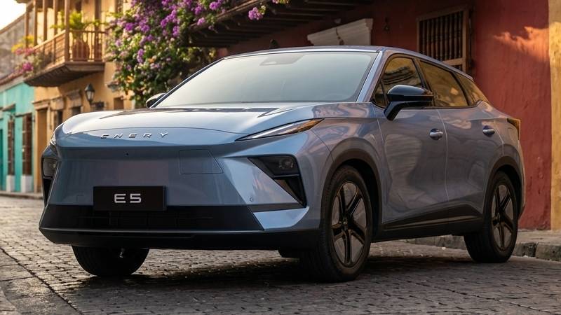 Una SUV eléctrica que revoluciona el segmento Con más de 4,5 metros de longitud y 442 litros de capacidad de baúl, la Chery E5 rompe con la percepción tradicional de las SUV eléctricas en esterango de precio, ofreciendo un nivel de espacio y practicidad superior al de otras alternativas del mercado. Su motorización 100% eléctrica entrega 208 Hp y 288 Nm de torque, lo que se traduce en una conducción ágil, silenciosa y eficiente, tanto para eluso urbano como para trayectos interurbanos. El modelo ofrece una autonomía de hasta 422 km (ciclo NEDC) o 350 km (WLTP), ideal para el día a día, respaldada por una batería de tecnología LFPque prioriza durabilidad y seguridad. Como diferencial relevante para el mercado colombiano, la E5 incluye llanta de repuesto, un elemento cada vez menos común en el segmento, que refuerzasu enfoque práctico y su adaptabilidad a distintos tipos de uso. Tecnología, confort y seguridad como estándar La E5 estará disponible en dos versiones: Comfort, por $74.990.000, una propuesta completa que integra tecnología, seguridad y confort para el uso diario. Luxury, por $85.990.000, una versión superior que incorpora asistencias avanzadas a la conducción (ADAS), monitoreo de punto ciego, alerta de tráfico cruzado trasero, sistemas de prevención de colisión y cámara de visión540°. Adicionalmente, esta versión incluye elementos de confort como asientos eléctricos con calefacción y masaje, elevando la experiencia a bordo a un nivel poco común dentro de su segmento. En ambas versiones, el interior incorpora una pantalla panorámica de 15,6”, un diseño moderno enfocado en la funcionalidad y un espaciopensado para maximizar la comodidad de todos los ocupantes. Una apuesta por ampliar el acceso a la movilidad eléctrica a más colombianos “Con la E5 buscamos transformar el segmento y eliminar barreras de entrada a la movilidad eléctrica en Colombia. Es una SUV que combina tamaño, tecnología y equipamientoen un nivel que antes no existía en este rango de precio, permitiendo que más personas puedan acceder a este tipo de tecnología”, afirmó David Huertas, Director de Chery Colombia. Auto China 2026 Este lanzamiento se da en un momento en el que la marca continúa fortaleciendo su apuesta por la movilidad limpia a nivel global. En este contexto, y en el marco delAuto Show de Beijing 2026, que está próximo a iniciar en China, el Grupo Chery presentará nuevos desarrollos enfocados en nuevas energías, incluyendo avances en electrificación, sistemas híbridos de alta eficiencia y soluciones tecnológicas orientadas a mejorarla seguridad, el confort y la experiencia de conducción. Estos anuncios hacen parte de una estrategia global que integra innovación tecnológica con un enfoque centrado en la familia, con el objetivo de seguir ampliando el accesoa la movilidad sostenible y acelerar la transición hacia modelos de transporte más eficientes y de bajas emisiones. Respaldo, cobertura y confianza local Desde su llegada al país de la mano del Grupo Vardí, Chery ha fortalecido su red de concesionarios y servicio posventa, consolidando su presencia a nivel nacional y acompañandoel crecimiento de su portafolio de vehículos de nuevas energías. La E5 cuenta con una garantía de 8 años o 200.000 km en su sistema eléctrico, brindando mayor tranquilidad a los usuarios que buscan dar el paso hacia este tipo de movilidad. Disponibilidad y preventa E5 La preventa de la Chery E5 estará disponible en Colombia a partir del 16 de abril a través de los canales digitales y la red de concesionarios de la marca. Los interesados podrán asegurar su vehículo mediante una reserva anticipada, accediendo a condiciones especiales de lanzamiento.