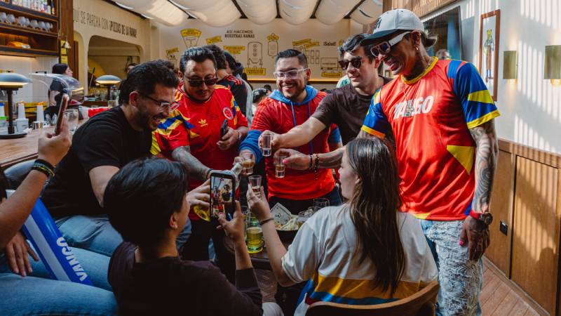 Yango y Dayro Moreno encienden la pasión mundialista de 2026 en Bogotá: la increíble experiencia que conecta fútbol, movilidad y cultura local