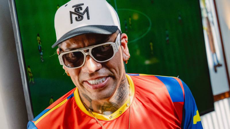 Yango y Dayro Moreno encienden la pasión mundialista de 2026 en Bogotá: la increíble experiencia que conecta fútbol, movilidad y cultura local