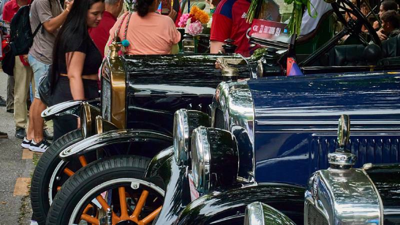 Desfile de Autos Clásicos y Antiguos 2026 en Medellín rendirá homenaje a las Mujeres al Volante