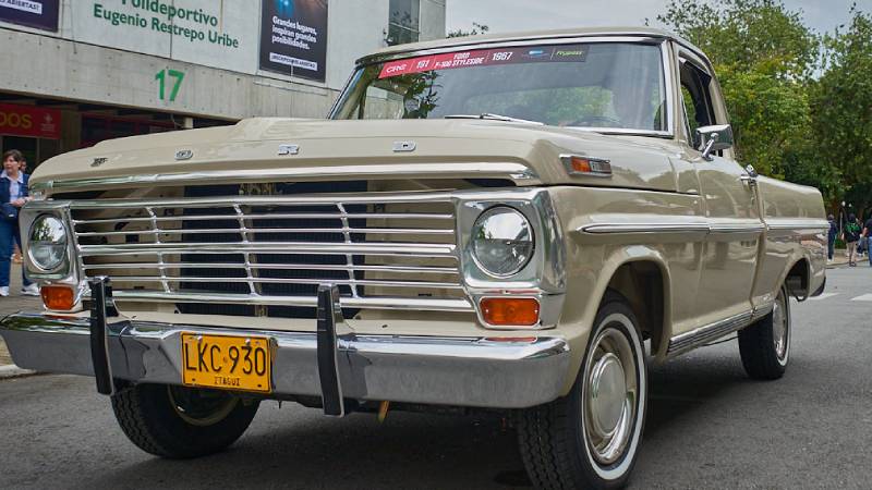 Desfile de Autos Clásicos y Antiguos 2026 en Medellín rendirá homenaje a las Mujeres al Volante