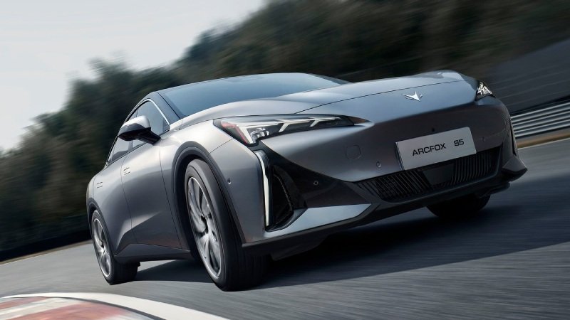ARCFOX S5: sedán eléctrico que impacta en su llegada a Colombia