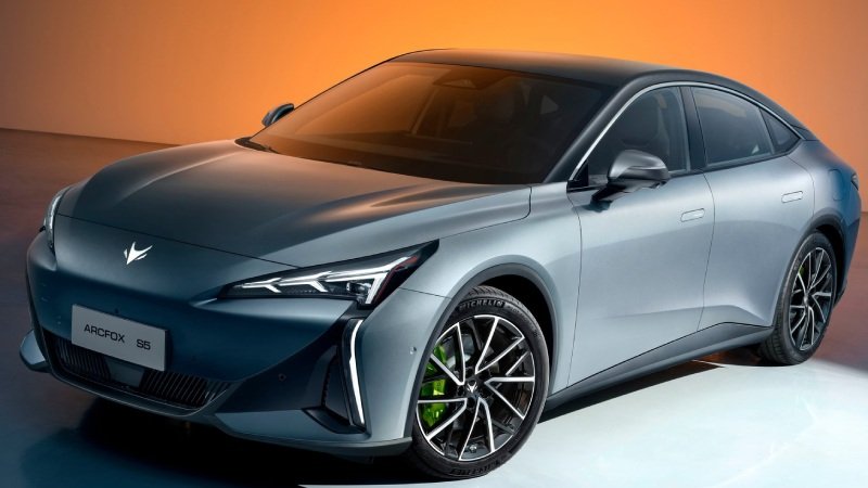 ARCFOX S5: sedán eléctrico que impacta en su llegada a Colombia